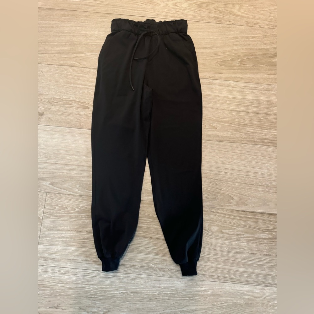 Lululemon Joggers Size 4 cinched waist BLACK